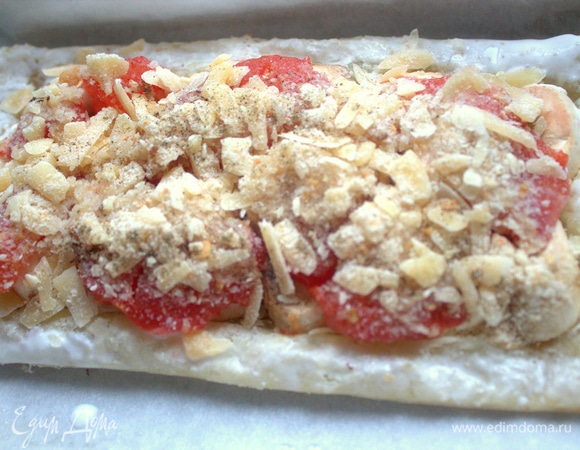 Края смазать желтком со сливками (я смазала сметаной).