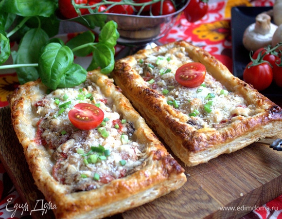 Подать тарты теплыми, посыпав зеленью.