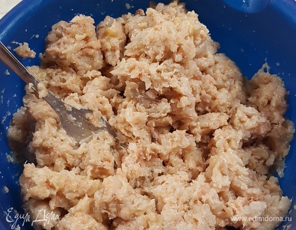 У меня фарш из тилапии и горбуши. Добавить в него яйцо, соль. Все хорошо вымесить.