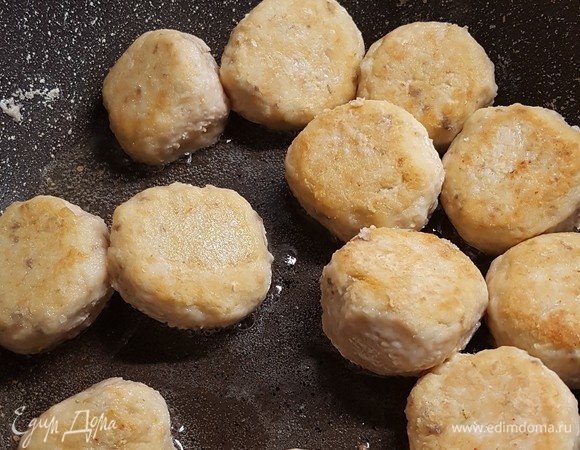 Из фарша сформировать тефтельки. Обвалять их в муке и обжарить до золотистой корочки.