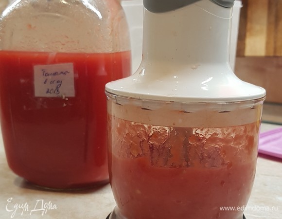 Помидоры в собственном соку перемолоть блендером в кашицу.