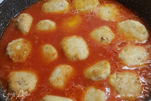 Вылить перетертые помидоры в сковороду, добавить томатную пасту. Разбавить водой. Положить в соус тефтельки. Довести до кипения. Уменьшить огонь и тушить на маленьком огне 20 минут.
