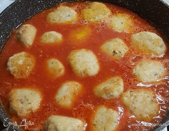 Вылить перетертые помидоры в сковороду, добавить томатную пасту. Разбавить водой. Положить в соус тефтельки. Довести до кипения. Уменьшить огонь и тушить на маленьком огне 20 минут.