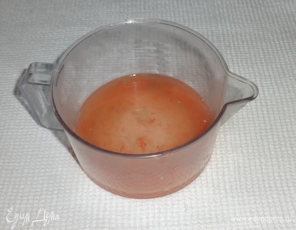 Из одной половины выжать сок.