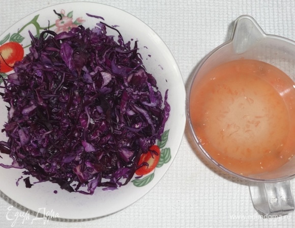 Сок вылить в капусту со специями, перемешать и дать постоять примерно 1 час. Периодически перемешивать.