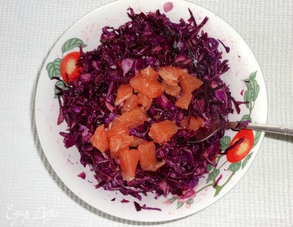 По истечении времени добавить дольки грейпфрута в капусту (несколько штук оставить для украшения).