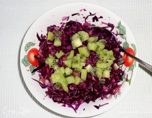 Добавить киви к капусте. Полить салат растительным маслом, перемешать.