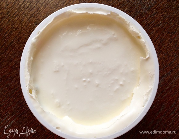 Духовку разогреть до 200°C. Открыть сыр маскарпоне.