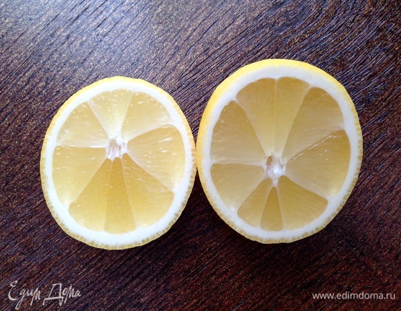 Из двух лимонов выжать сок.