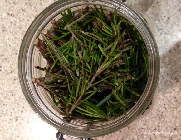 Нарезать розмарин.