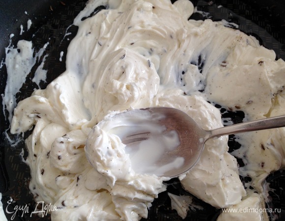 Тем временем в сковородку, в которой жарились цыплята, выложить оставшуюся начинку из маскарпоне, добавить лимонный сок, уварить 3–4 минуты до густого соуса.