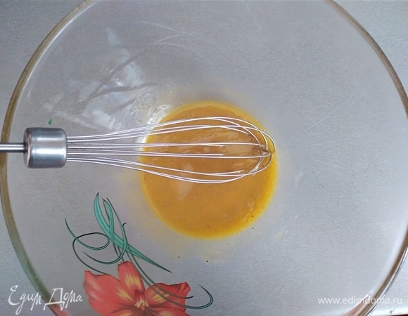 Венчиком все смешать. Я использую ручной способ. Можно и электрическим миксером взбить, но если вы делаете в первый раз, венчиком удобнее.