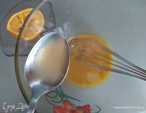 Из лимона выжать сок. Влить 1 ложку и перемешать венчиком.