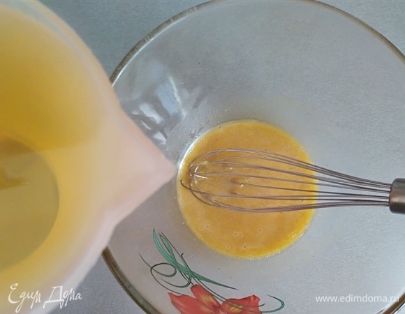 Отмерить масло. Юлия использует оливковое, я в этот раз заменила на растительное. Продолжая взбивать смесь венчиком, по капле влить примерно 100 мл масла. Активно работать венчиком.