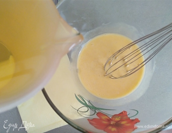 Продолжая взбивать смесь, влить оставшееся масло уже струйкой. Если очень густо получается, влить еще ложку лимонного сока.