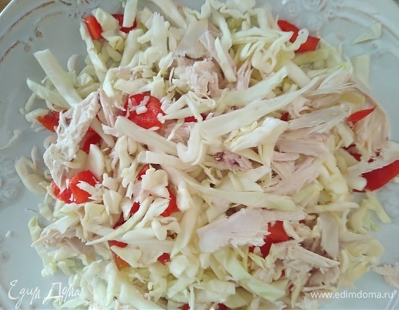 Отварную курицу разобрать на кусочки. Перемешать с капустой.