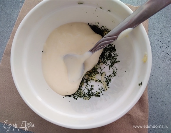 Для заправки смешать домашний майонез, зелень укропа и давленый чеснок.