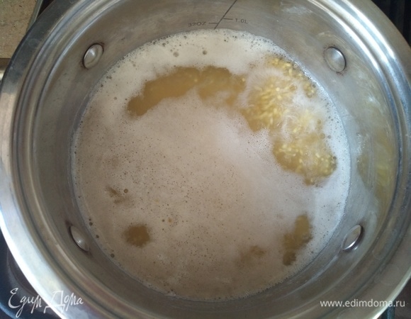Когда вода закипит, отправляем туда пшено. Варим до загустения. Уменьшаем огонь, накрываем крышкой. Оставляем на маленьком огне на 25–30 минут для упревания.