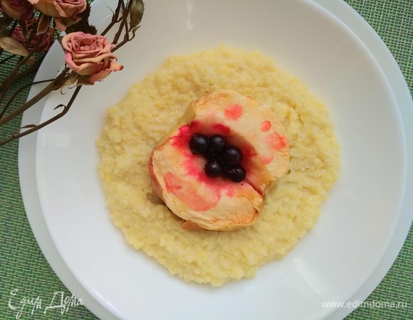 В тарелку выкладываем кашу, а в середину кладем запеченное яблочко. Получается вот такой прекрасный солнечный завтрак на 2 персоны. Приятного аппетита)