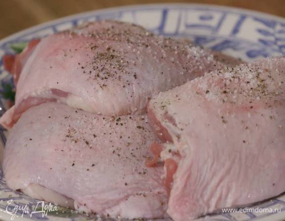 Утиные ножки посолить и поперчить со всех сторон.