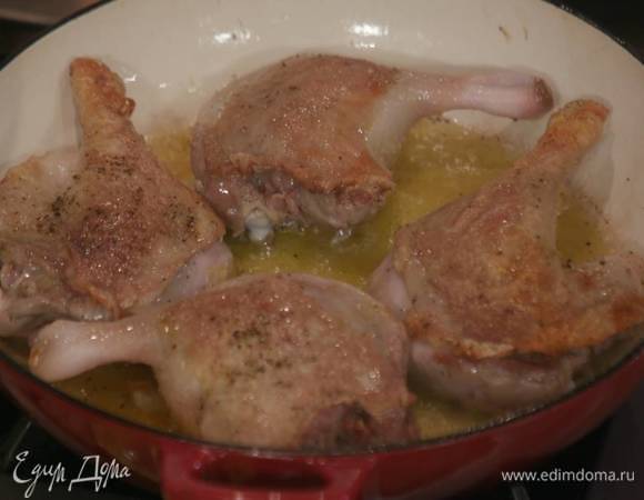 Разогреть в тяжелой сковороде с жаропрочной ручкой оливковое масло и обжарить ножки с двух сторон до золотистой корочки.