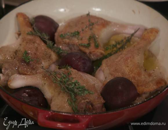 К обжаренным ножкам добавить половину слив и веточки тимьяна, накрыть жаропрочной крышкой и запекать в разогретой духовке около часа.