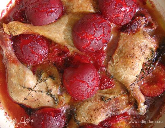 Снять со сковороды крышку, добавить к ножкам оставшиеся сливы и запекать еще 10 минут в режиме «горячий воздух» или 5 минут в режиме «гриль».