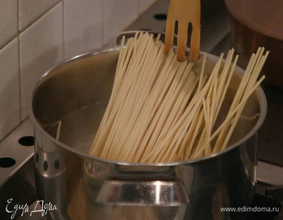 Макароны отваривать в подсоленной воде на 1 минуту меньше, чем указано на упаковке, затем воду слить и сохранить.