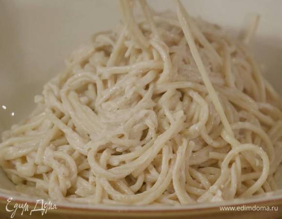 В горячие макароны выложить треть орехового соуса, перемешать, влить немного воды, в которой варились макароны, добавить пеперончино, оставшийся пармезан и кедровые орехи, все перемешать.