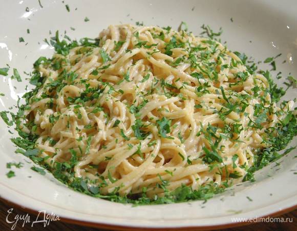 Петрушку мелко порубить и посыпать готовую пасту.