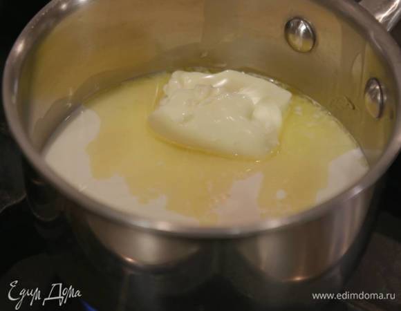 В небольшую кастрюлю влить молоко, добавить предварительно размягченное сливочное масло, ванильный экстракт и прогревать все на небольшом огне, пока молоко не станет теплым, а масло полностью не растворится.