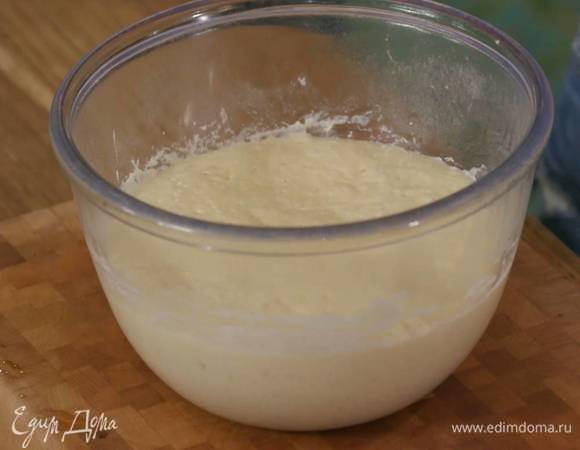 Муку просеять в глубокую миску и соединить с сахаром, дрожжами и солью, сделать лунку, добавить яйцо и все перемешать, затем, постоянно перемешивая лопаткой, влить молочно-масляную смесь и вымешать тесто. Накрыть миску смоченным в горячей воде и отжатым полотенцем и оставить на 30 минут в теплом месте.