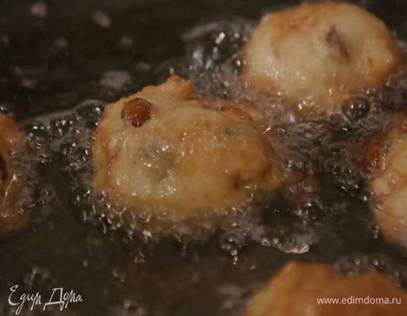 В глубокой сковороде разогреть масло для фритюра, с помощью двух ложек выкладывать маленькие кусочки теста и жарить до золотистого цвета, а затем перекладывать на бумажное полотенце, чтобы удалить излишки жира.