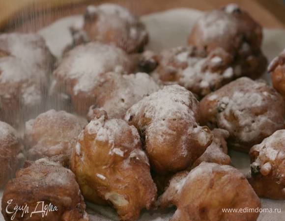 Готовые пончики посыпать сахарной пудрой.