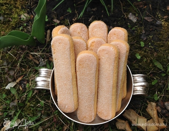 Открываю пачку печенья савоярди.