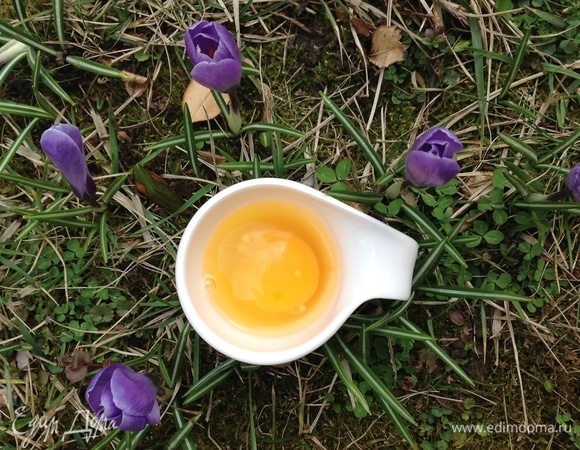 Яйца: отделяю желток от белка.