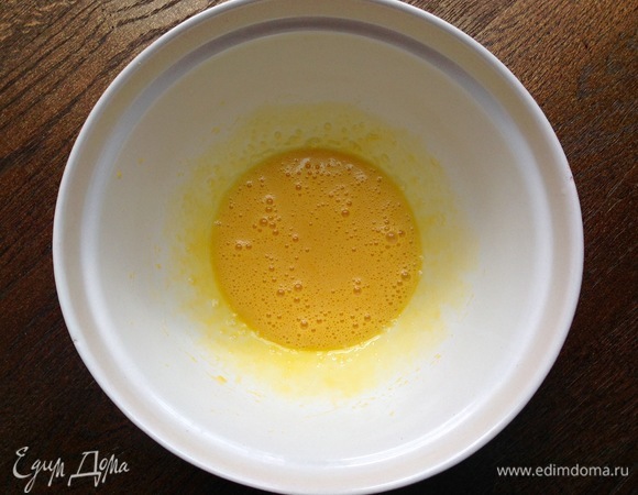 Взбиваю желтки.