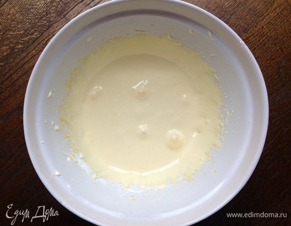Хорошо взбиваю, пока масса не увеличится в 3–4 раза.