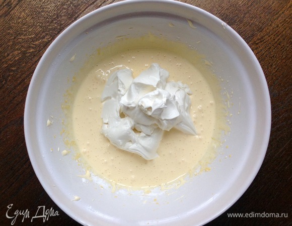 Добавляю маскарпоне. Хорошо, но осторожно перемешиваю.