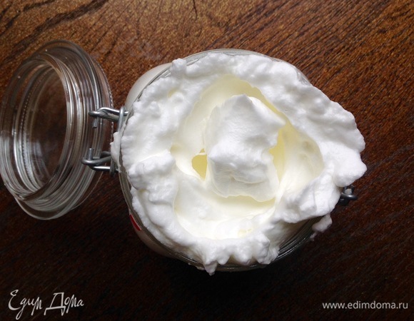 Взбиваю белки в крепкую пену.