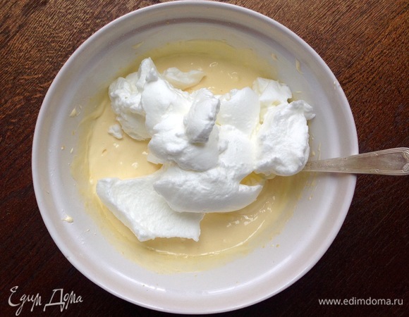 Добавляю в сырную смесь, аккуратно перемешиваю.