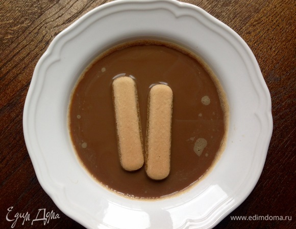 В кофе добавляю ликер. Кладу печенье в кофе, обмакиваю с двух сторон на пару секунд.