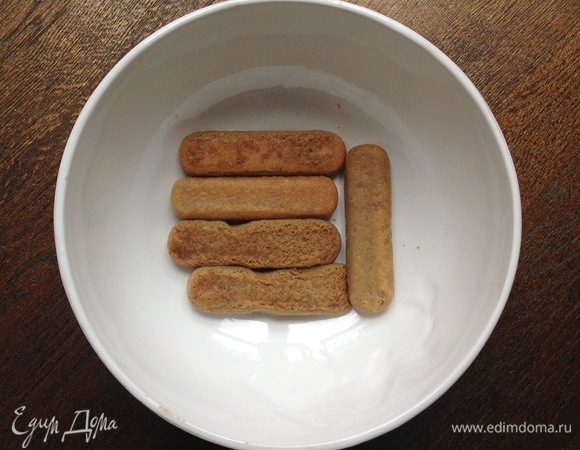 Выкладываю печенье в форму.