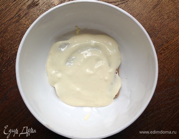 Сверху кладу крем.