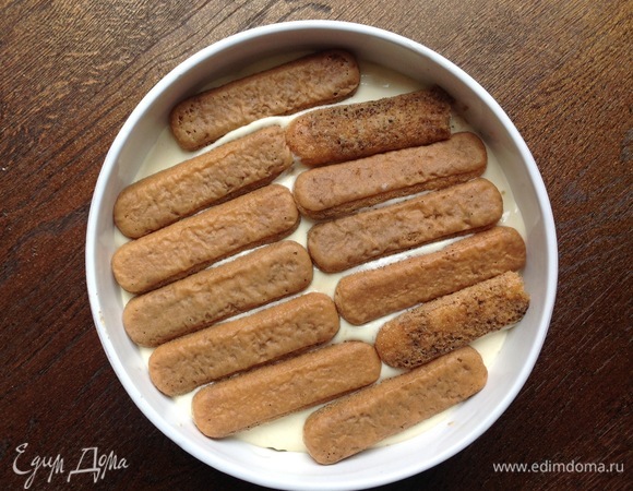 Чередую слои крема и печенья.