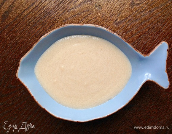 В кипящее молоко аккуратно всыпать манную крупу, хорошо помешивая, варить 3–4 минуты, добавить сахар. В тарелку положить сперва пудинг, потом — кашу.