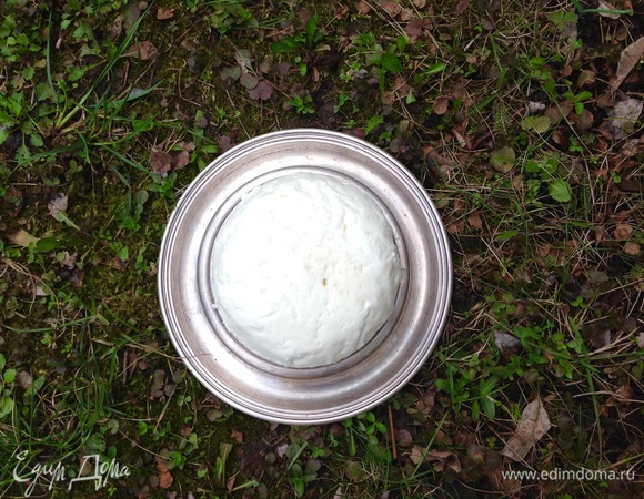 Сыр нарезать небольшими кусочками.