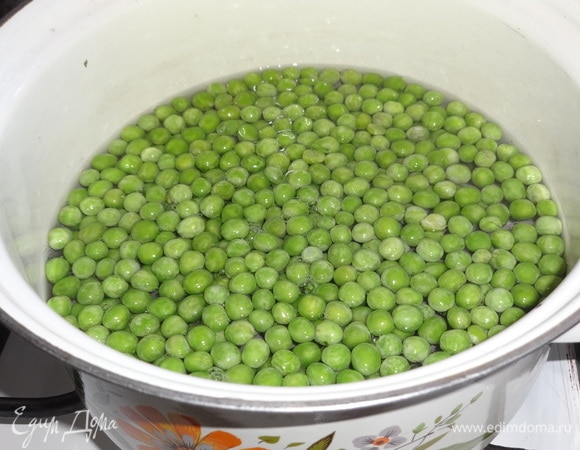 Зеленый горошек, не размораживая, положить в кипящую подсоленную воду. Варить 8–10 минут.