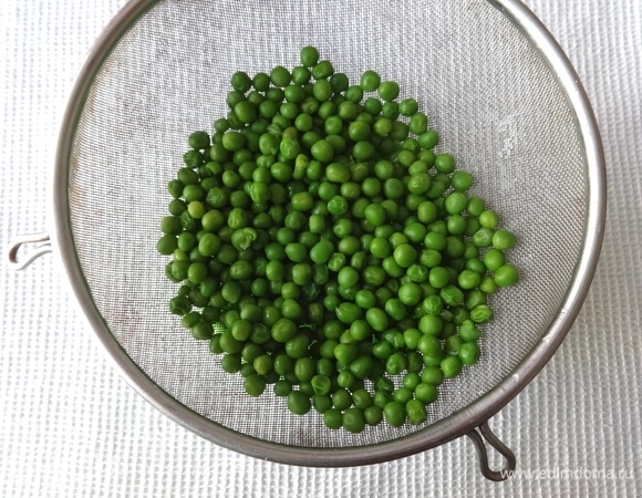 Откинуть горошек на дуршлаг и полить ледяной водой.