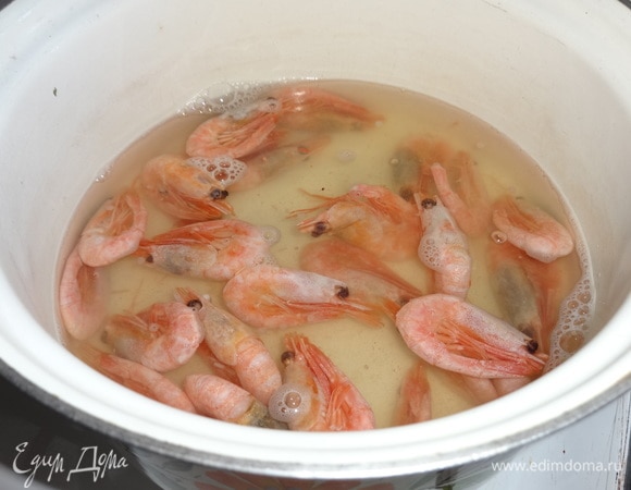 Креветки, не размораживая, отварить в подсоленной воде в течение 2–3 минут.